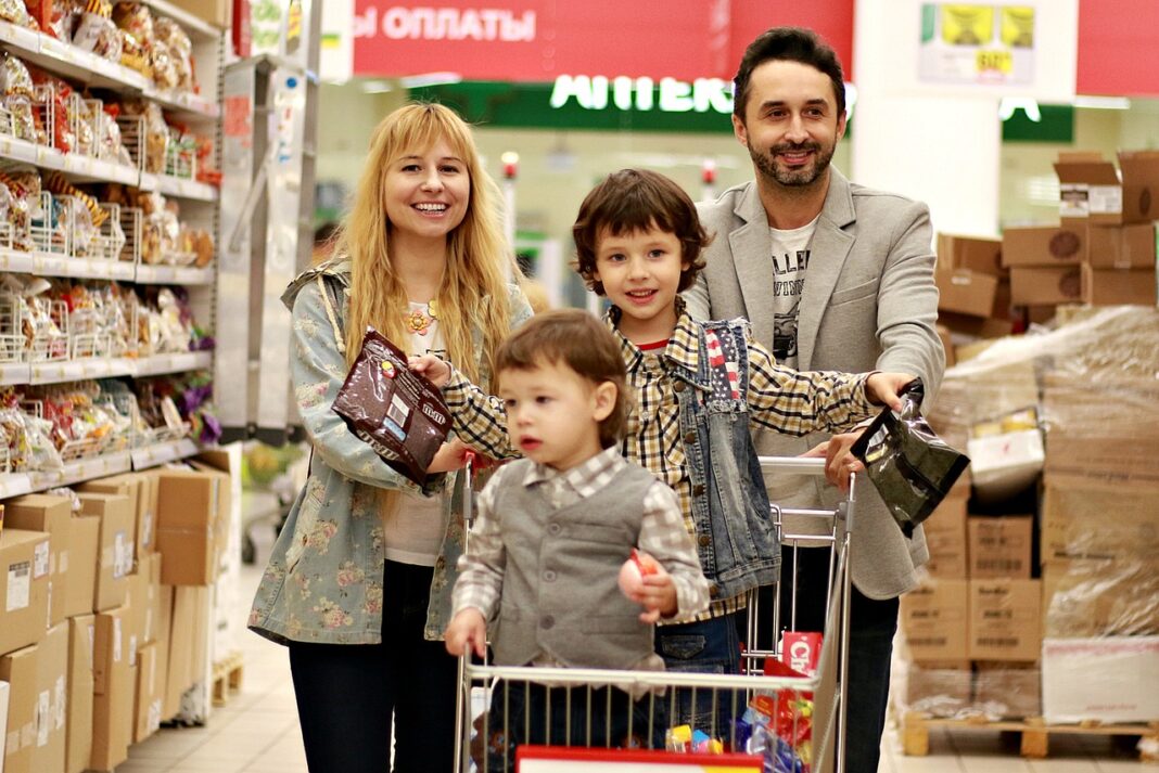 Supermarkt-Fallen umgehen: Psychologische Tricks erkennen und Geld sparen.