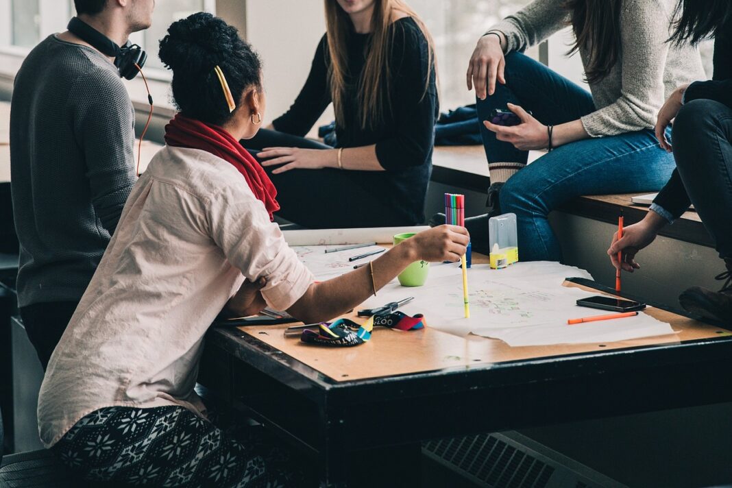 Günstig versichert durchs Studium: Spartipps für Studenten.