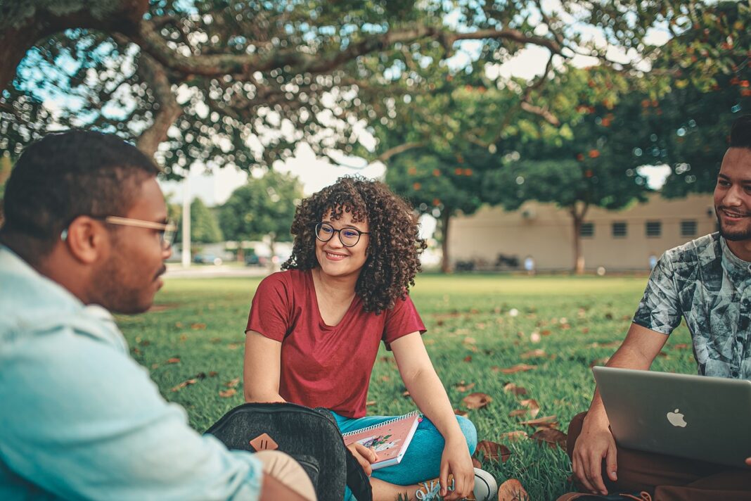 Günstig versichert durchs Studium: Spartipps für Studenten.